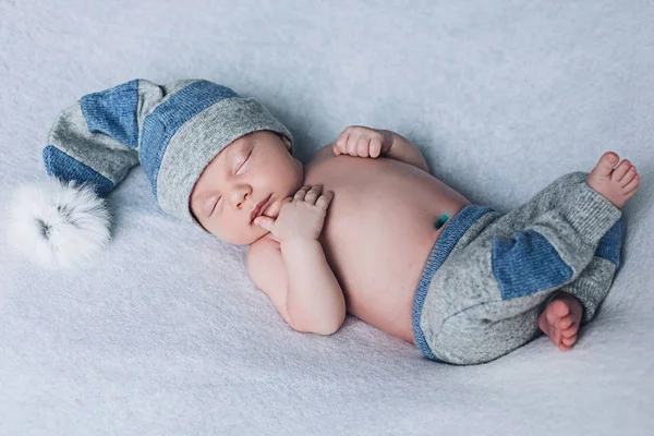 Новорожденный спит, сладкие сны малыша, здоровый сон, новорожденный — стоковое фото