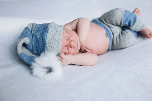 Yeni doğan çocuk uyuyor, küçük bebek, sağlıklı uyku, Yenidoğan tatlı rüyalar