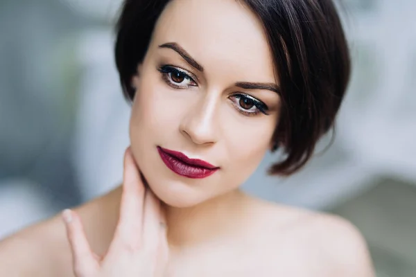 Güzel makyaj, moda portre ihale kadının beyaz çekici kadın portresi