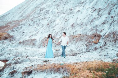 Aşık genç çift göl kenarında dinlenme birlikte ve Dağları, güzel beyaz kadın ve adam düştü sevgi, şefkat ve hugs, güzel arka planı düz çift