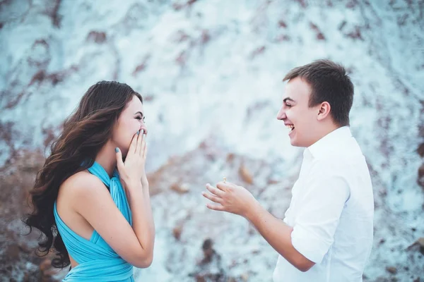 Arkadaşına, evlilik teklifi agains dağlar, kadın nedeniyle beklenmedik evlenme teklifi yüzüğü erkek arkadaşı ile mutlu bir evlilik teklifi adam yapar
