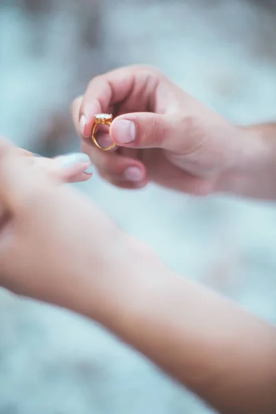 El tipo hace una propuesta de matrimonio a su novia, propuesta de matrimonio contra las montañas, mujer feliz debido a la propuesta de matrimonio inesperada con anillo de su novio — Foto de Stock