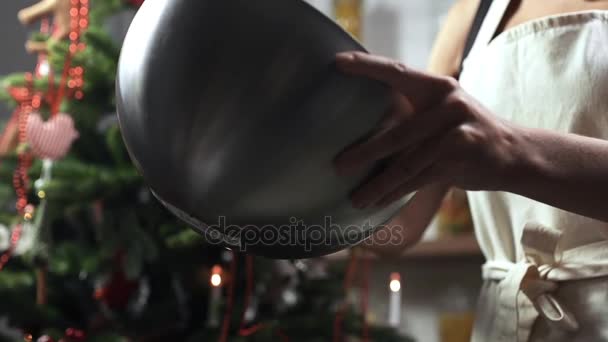 El cocinero lanza a Olivie en un tazón en cámara súper lenta cerca del árbol de Navidad, cocinando para las vacaciones, mesa festiva, alta velocidad de fotogramas, 240 fotogramas por segundo — Vídeos de Stock