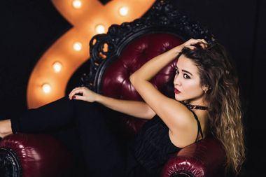Baştan çıkarıcı ve seksi beyaz kız kameraya, siyah elbise, doğal güzellik, mükemmel kadını, yüz için ticari giymeye uzun akan kıvırcık saçlı kadın arıyorum güzel portresi
