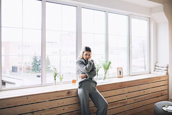 Rahat İskandinav interrior güzel beyaz şık kadın evde oturur büyük pencere, güzel kız, moda portre, şık kadın portresi