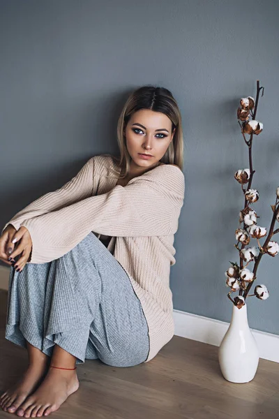 Güzel beyaz şık kadın evde rahat İskandinav interrior, güzel kız, moda portre, şık kadın portresi