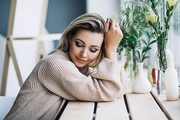 Rahat İskandinav interrior güzel beyaz şık kadın evde oturur büyük pencere, güzel kız, moda portre, şık kadın portresi