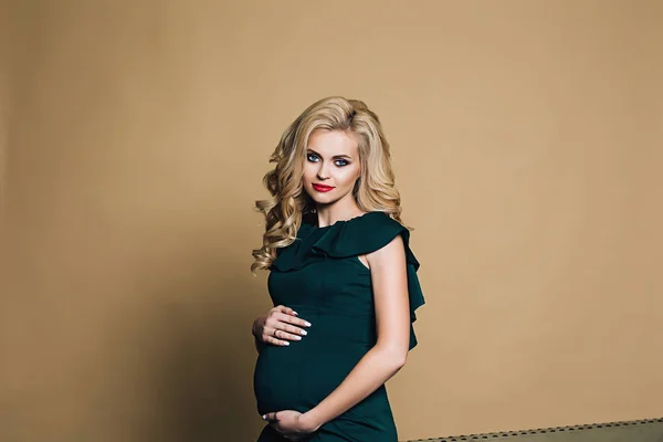 Piękne i stylowe w ciąży kaukaski kobieta o blond włosach posiada jej brzuch, Zdjęcie stylowy ciąży, Kobieta w ciąży, piękna w ciąży — Zdjęcie stockowe
