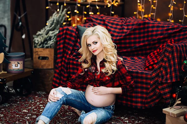 Güzel ve şık hamile Kafkas kadın t-shirt ve kot sarı saçları ile tutan onun göbek, şık gebelik fotoğraf, beyaz hamile kadın, güzellik gebeliğin