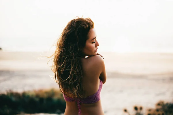 Hermosa mujer caucásica en traje de baño sexy en la playa en la luz del sol puesta del sol, chica sexy, mujer en vacaciones, puesta de sol en la playa, palmeras en la playa — Foto de Stock