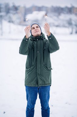 Mutlu beyaz adam sıcak kış ceket açık havada sahiptir kış yolculuk, kış yürüyüş, çok kar, köpüklü bengal ışıklar