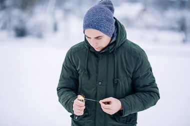 Mutlu beyaz adam sıcak kış ceket açık havada sahiptir kış yolculuk, kış yürüyüş, çok kar, köpüklü bengal ışıklar