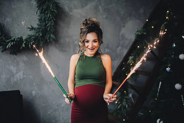 Kafkas hamile kadın ile telafi etmek ve kıvırcık saçları parlak havai fişek, gelecekte anne, mutlu hamilelik, moda portre, şık gebelik portre tutar