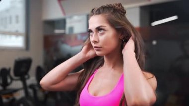 İyi durumda güzel kadın spor salonunda egzersiz için hazır hale getirilir, spor ve atletizm, güzel kız spor salonunda oynamak, kadın vücut spotring kulübünde mükemmel