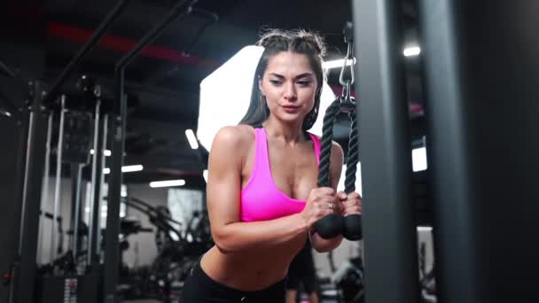 Hermosa mujer en el club deportivo hace diferentes tipos de ejercicios en los simuladores para estar en buena forma, fitness y belleza, ejercicios de cardio y fuerza, club deportivo y gimnasio — Vídeos de Stock