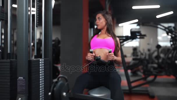 Belle femme au club de sport fait différents types d'exercices sur les simulateurs pour être en bonne forme, fitness et beauté, exercices de cardio et de force, club sportif et salle de gym — Video