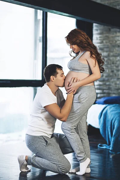 Mutlu gelecek anne bekliyor bebek için evli çift bekliyor bir çocuk, kırmızı uzun saç, güzellik gebeliğin, Aile çift yatak odasında olan hamile kadın için