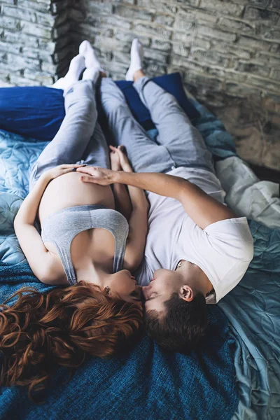 Mutlu gelecek anne bekliyor bebek için evli çift bekliyor bir çocuk, kırmızı uzun saç, güzellik gebeliğin, Aile çift yatak odasında olan hamile kadın için