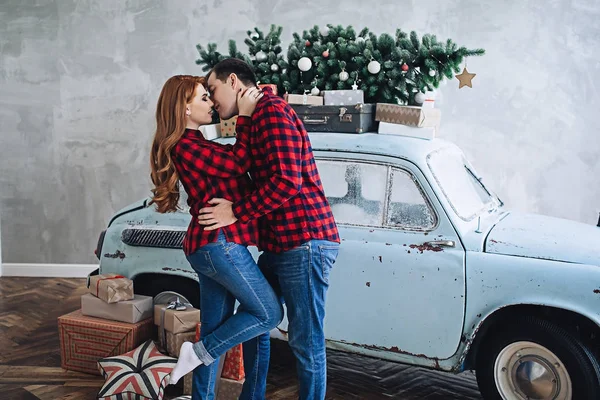 Mutlu hamile beyaz kadın ve adam sarılma Araba, şık gelecek veli ve Noel ağacı, çift bir çocuk için gebelik, mutlu bir aile güzelliği bekler