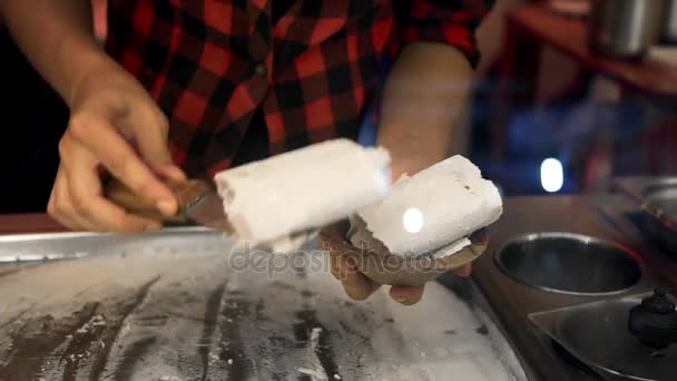 Herstellung von Streetfood-Eis aus natürlichen Zutaten, Frau macht Eis im Freien, Streetfood in Thailand — Stockvideo