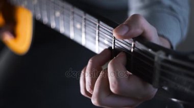 Gitar çalan rasgele akorları Gitar, muscial enstrüman çelik yaylılar, egzersizler ve arpejler, ses, plaing ile video ile Batı akustik gitarda çalıyor