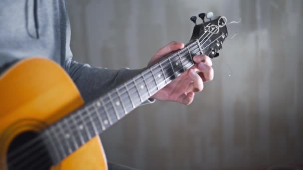 Kytarista hraje na akustickou kytaru západní s ocelovými řetězce španělských náhodné akordy, cvičení a arpeggios, video se zvukem, vhodné na kytaru, hudebně nástroj — Stock video