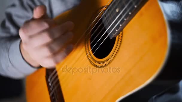 Guitarrista toca escalas y gammas en la guitarra occidental acústica con cuerdas de acero, cuello de guitarra, ejercicios y arpegios, video con sonido, trenzado de la guitarra, instrumento musical — Vídeo de stock