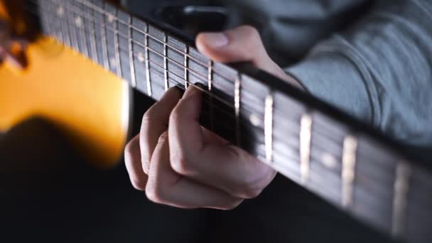 Gitarist speelt schalen en gamms op de akoestische western gitaar met stalen snaren, gitaar hals, oefeningen en arpeggio's, video met geluid, plaing gitaar, muscial instrument — Stockvideo