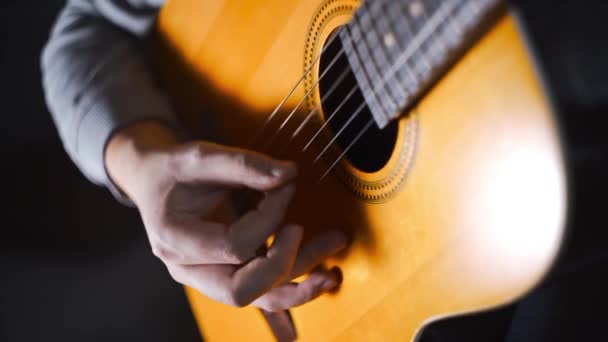 Hráč na kytaru hraje váhy a gamms na akustickou western kytaru s ocelové struny výběrem techniky, cvičení a arpeggios, video s zvuk, vhodné na kytaru, hudebně nástroj — Stock video