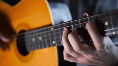 Gitar çalan rasgele akorları Gitar, muscial enstrüman çelik yaylılar, egzersizler ve arpejler, ses, plaing ile video ile Batı akustik gitarda çalıyor