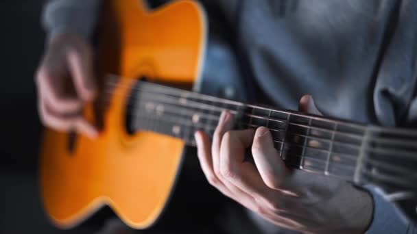 Gitarist speelt willekeurige akkoorden op de akoestische western gitaar met stalen snaren, oefeningen en arpeggio's, video met geluid, plaing gitaar, muscial instrument — Stockvideo