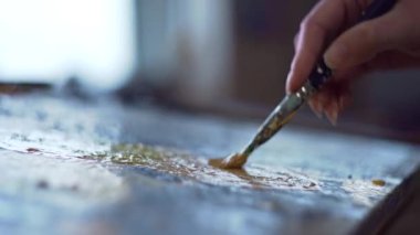 Ressam, Resim Yapmadan Önce Palette Boyaları Karıştırıyor, Stüdyoda Ressam, Yaratıcı Sanat Parçası Yapıyor