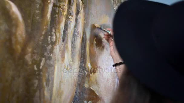 Artista pinta una pintura al óleo en un estudio, pintor en el trabajo, creador hace obra de arte, pinceles y pinturas — Vídeos de Stock