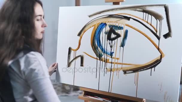 Artista dipinge pittura creativa con passione in uno studio, pittore al lavoro, creatore fa opera d'arte, tela, pennelli e vernici — Video Stock