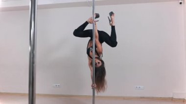 Güzel seksi beyaz direk dansör, kutup, erotik dans, koreografi ve spor, pole dance kadın dans ediyor