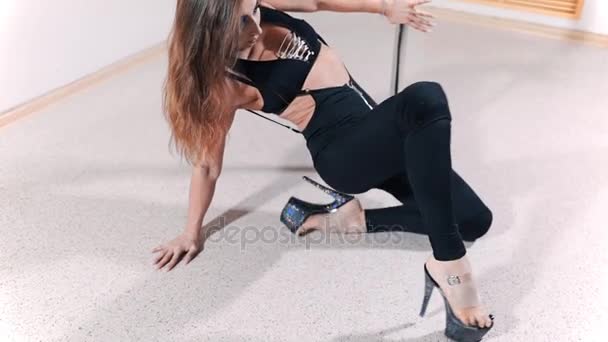 Bela sexy branco pole dancer, mulher está dançando perto do pólo, dança erótica, coreografia e esporte, pole dance — Vídeo de Stock