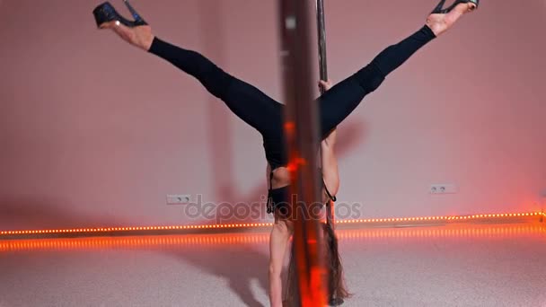 Bela dançarina pólo branco atraente em vestido apertado, mulher com forma sexy está dançando perto do pólo, dança erótica, coreografia e qymnastics, dança pólo exótico — Vídeo de Stock