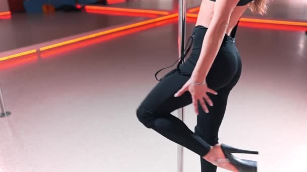 Vackra attraktiva vita pole dansare i åtsittande klänning, kvinna med sexig form dansar nära pole, erotisk dans, koreografi och qymnastics, exotiska poledance — Stockvideo