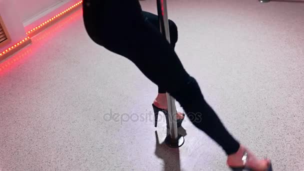 Schöne attraktive weiße Pole-Tänzerin in eng anliegendem Kleid, Frau mit sexy Form tanzt in der Nähe der Stange, erotischer Tanz, Choreographie und Qturnen, exotischer Pole-Dance — Stockvideo