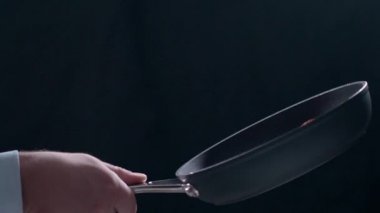 Et, domuz eti, et ve ızgara ile yemek pişirme yavaş çekimde sıcak Pan kızarmış domuz pastırması Şef fırlatır