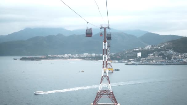 Fantastisk utsikt över bergen från kabinen av linbaneanläggningar ovanför havet, bergbanan ovanför vattnet, Flygfoto över kusten, flygtransporter — Stockvideo