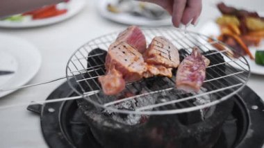 Adet kırmızı ton balığı ızgara ateş açın kavrulmuş, aşçı pişmiş balık tarafından kireç suyu, sprinkles yemek ızgara deniz ürünleri Barbekü