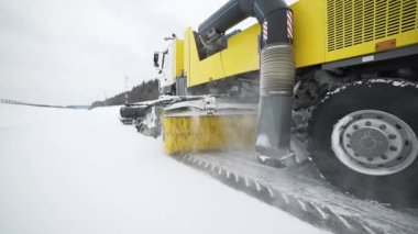 Ağır tekerlek makine yolun karlı havalarda, yolların kar Temizleme, özel makine ve buz kaldırma, özel kamyon büyük büyük dönen fırça ile kar kaldırır