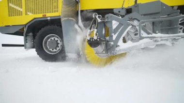 Ağır tekerlek makine yolun karlı havalarda, yolların kar Temizleme, özel makine ve buz kaldırma, özel kamyon büyük büyük dönen fırça ile kar kaldırır