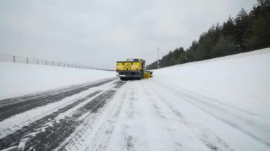 Kar ve buz kaldırma kamyon kar karlı havalarda, temizlik, yollar kar için özel teknikler büyük kova ile yola kaldırır ve buz kaldırma, özel kamyon, hasat kamyon tekerlekli