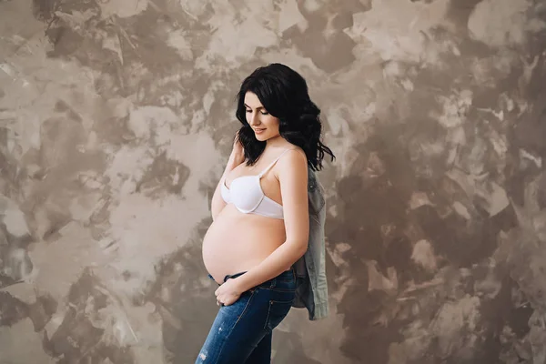 Bir çocuk için gelecek anne-babalar, haline bir anne, yeni bir hayat bekliyor karnı güzellik hamilelik, uzun siyah saçlı güzel şık hamile kadın tutar — Stok fotoğraf