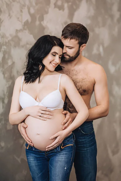 Mutlu gelecek veliler birbirlerini anne bebek için bekliyor, evli çift bir çocuk, uzun saçlı hamile kadın, gebelik, güzelliği için aşk bekliyor ve ailesinde destek