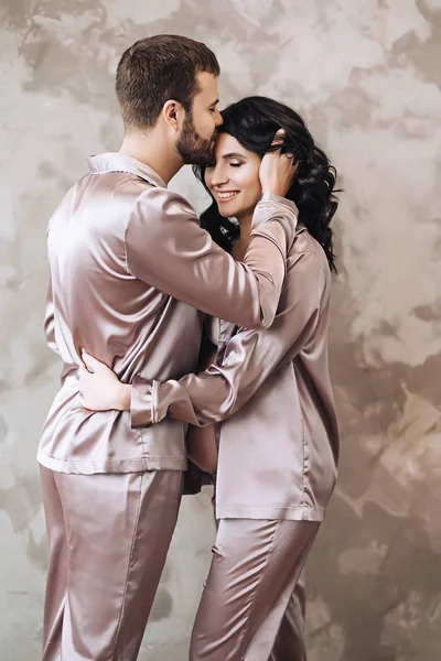 Mutlu gelecek anne pijamayla sarılmak, ebeveynler için bebek bekliyor, evli çift bir çocuk, uzun saçlı hamile kadın, gebelik, güzelliği için aşk bekliyor ve ailesinde destek