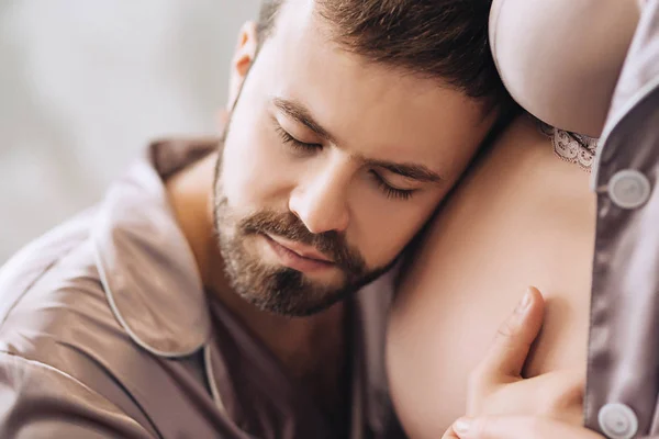 Mutlu gelecek anne bekliyor bebek için evli çift bekliyor bir çocuk, karanlık uzun saç, güzellik gebeliğin, Aile çift yatak odasında olan hamile kadın için