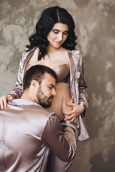 Mutlu gelecek anne bekliyor bebek için evli çift bekliyor bir çocuk, karanlık uzun saç, güzellik gebeliğin, Aile çift yatak odasında olan hamile kadın için